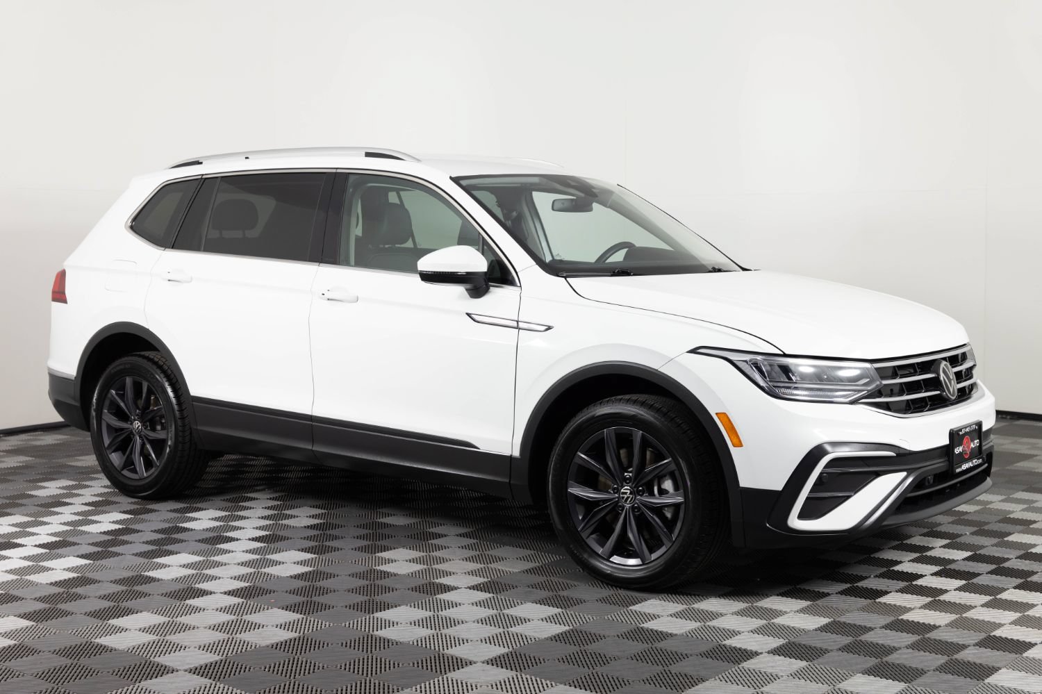 Used 2024 Volkswagen Tiguan SE AWD/4WD image 10
