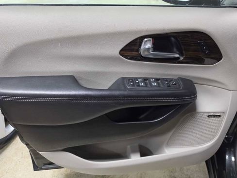 Used 2022 Chrysler Pacifica Limited image 16