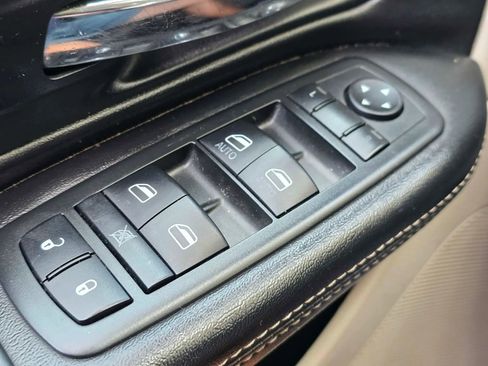 Used 2014 Chrysler Town & Country Touring image 28