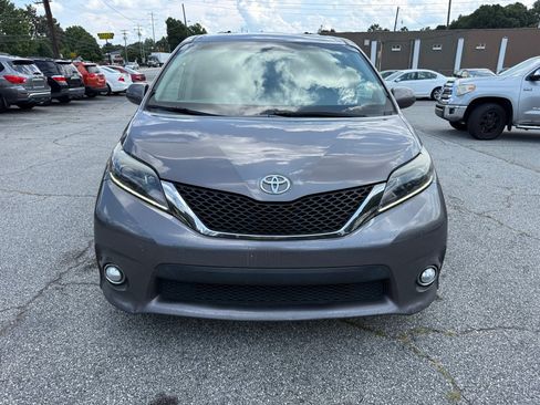 Used 2015 Toyota Sienna SE FWD image 2