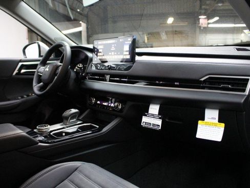 New 2025 Mitsubishi Outlander SE image 17