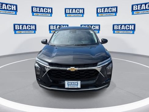 Used 2025 Chevrolet Trax LT FWD image 3