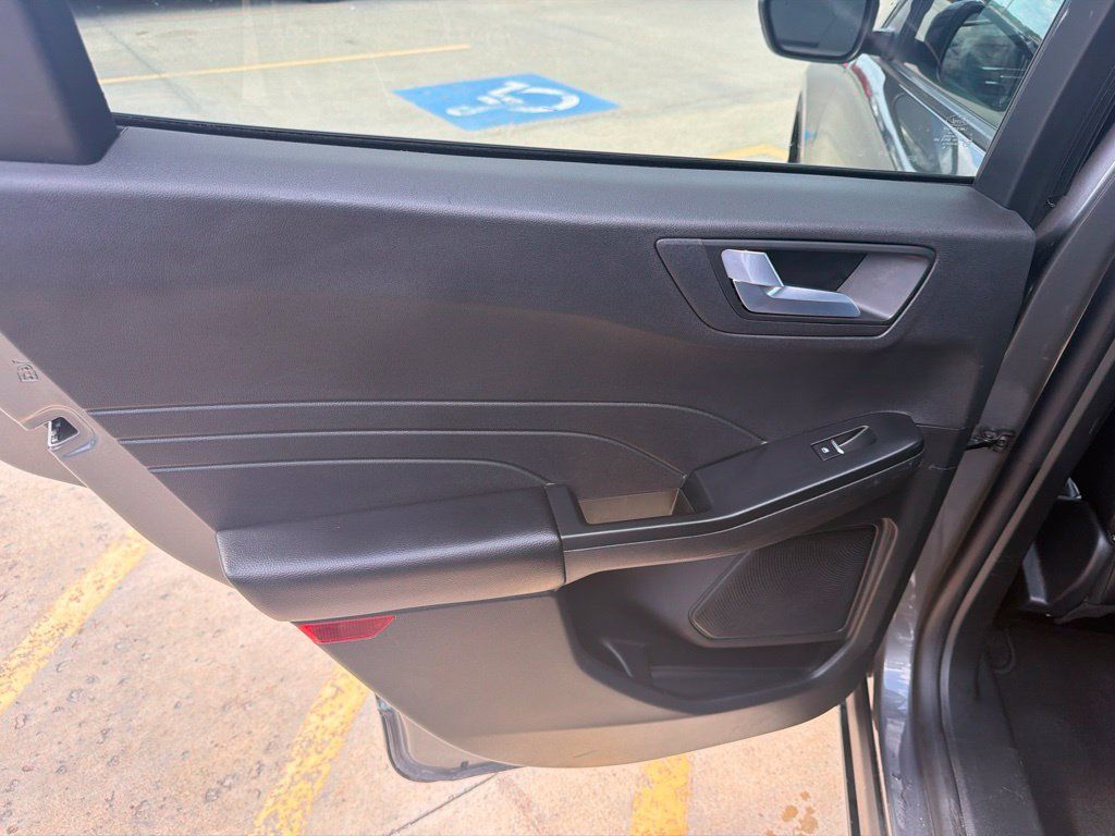 Used 2025 Ford Escape ST-Line Select AWD/4WD image 28