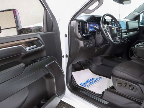 Used 2024 Chevrolet Silverado 2500 LT AWD/4WD image 3