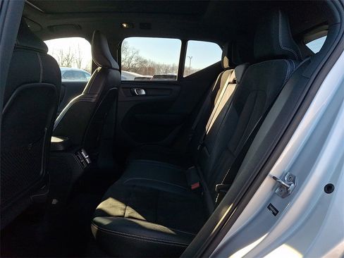 Used 2019 Volvo XC40 T5 R-Design image 10