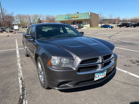 Used 2014 Dodge Charger SE image 2