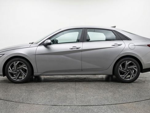 Used 2025 Hyundai Elantra SEL FWD image 5