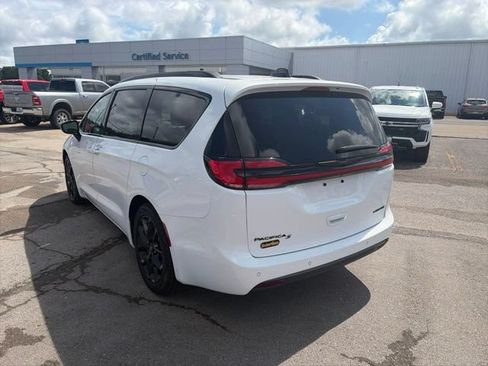 Used 2025 Chrysler Pacifica Limited FWD image 4