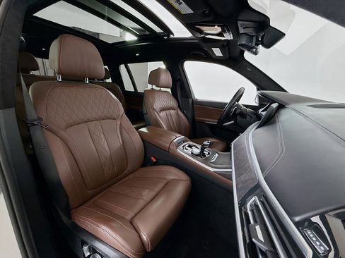 Used 2021 BMW X7 M50i image 29