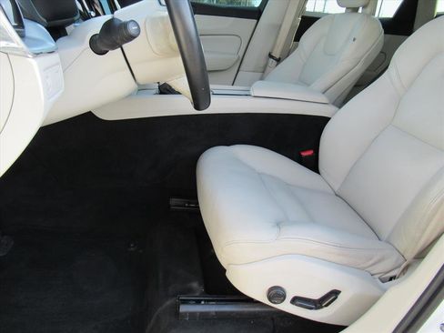 Used 2018 Volvo XC60 T6 Momentum w/ Convenience Package image 15