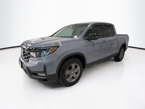 Used 2025 Honda Ridgeline TrailSport image 3