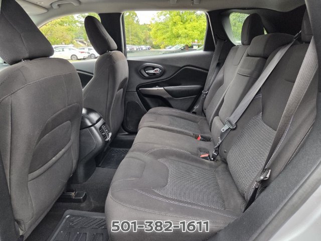 Used 2019 Jeep Cherokee Latitude w/ Popular Appearance Group FWD image 11