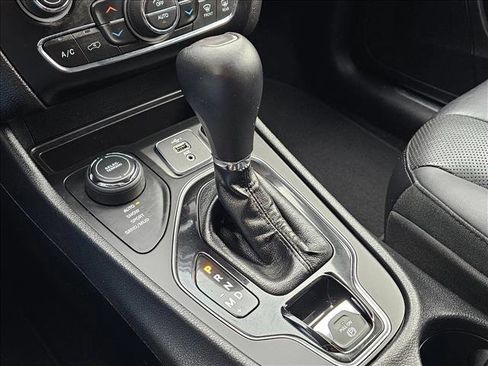 Used 2019 Jeep Cherokee Limited image 28