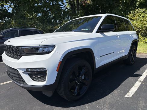 Used 2025 Jeep Grand Cherokee Limited w/ Black Appearance Package AWD/4WD image 3
