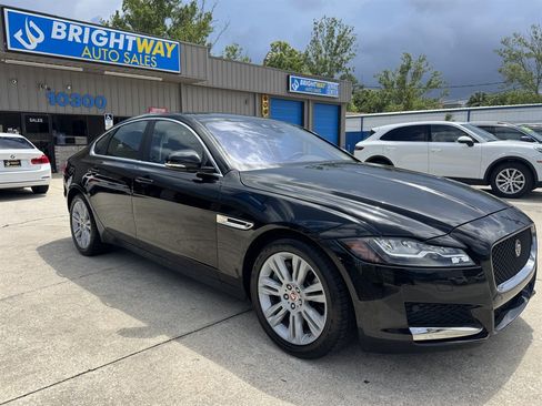 Used 2017 Jaguar XF Premium RWD image 4