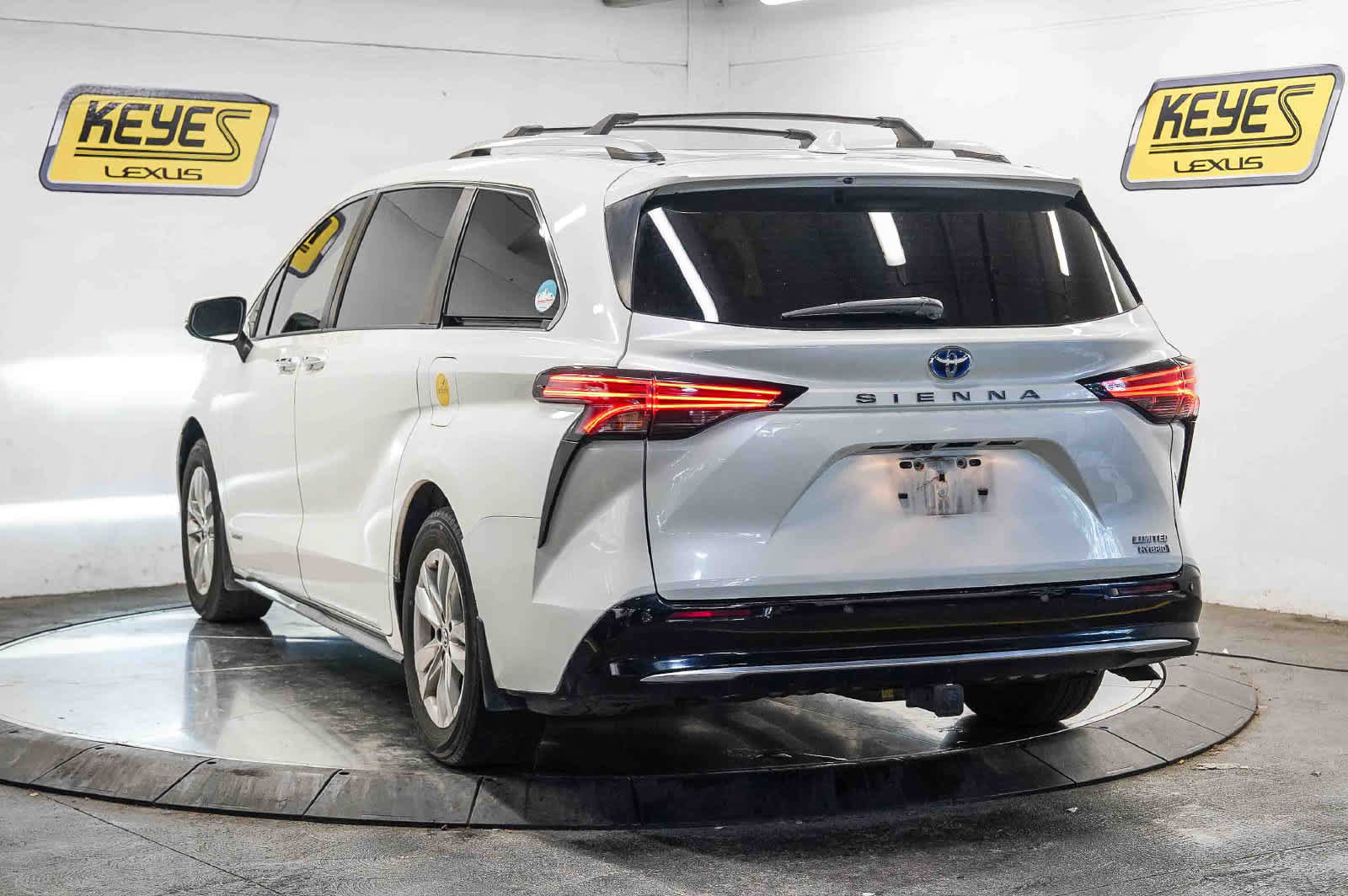 Used 2021 Toyota Sienna Limited FWD image 2