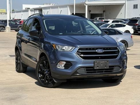 Used 2018 Ford Escape SE w/ SE Sport Appearance Package AWD/4WD image 2