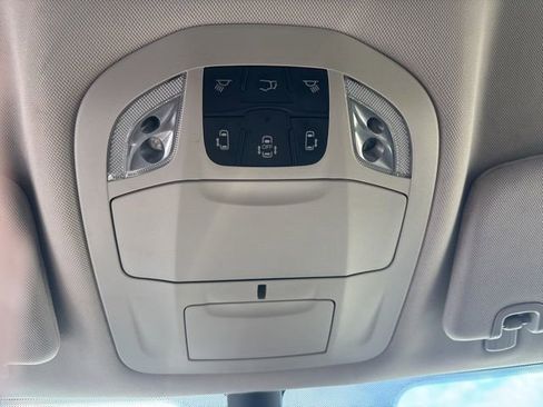 Used 2024 Chrysler Pacifica Touring-L image 21