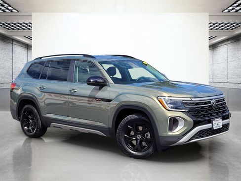 Certified 2025 Volkswagen Atlas Peak Edition SE AWD/4WD image 2