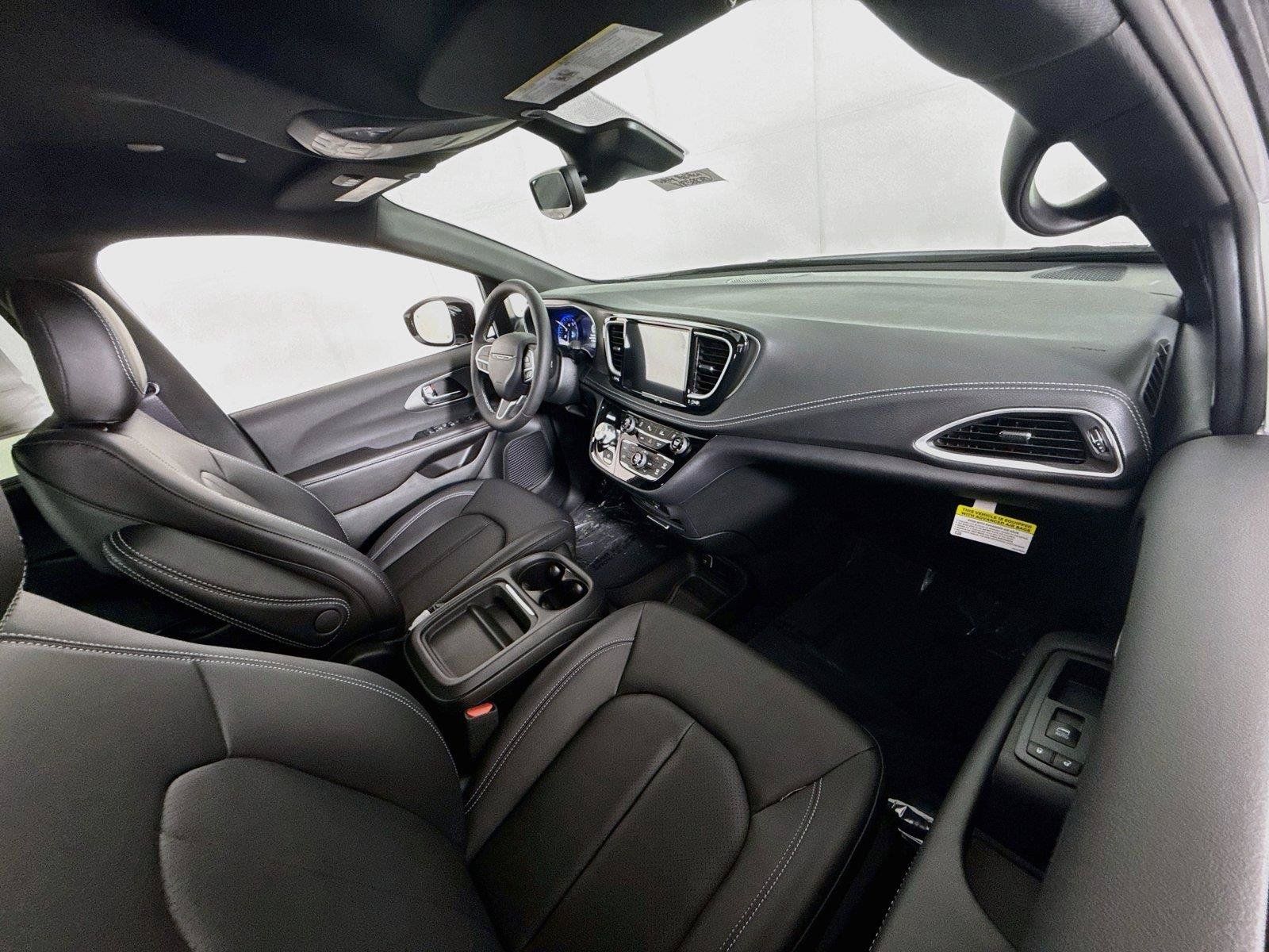 New 2027 Chrysler Pacifica Select AWD/4WD image 21