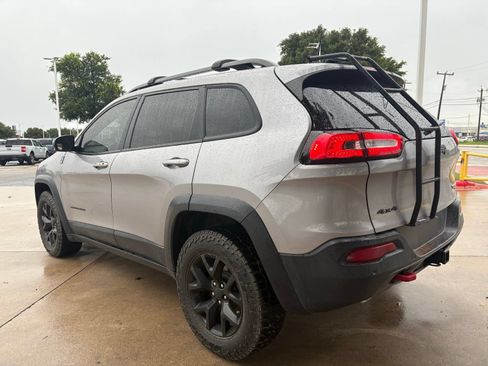 Used 2018 Jeep Cherokee Trailhawk w/ Comfort/Convenience Group AWD/4WD image 3