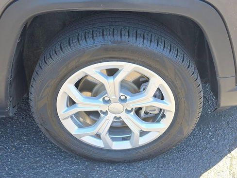 Used 2024 Jeep Compass Latitude AWD/4WD image 9
