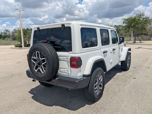 Used 2025 Jeep Wrangler Unlimited Sahara AWD/4WD image 5