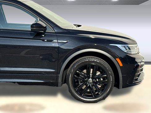 Used 2022 Volkswagen Tiguan SE R-Line image 34