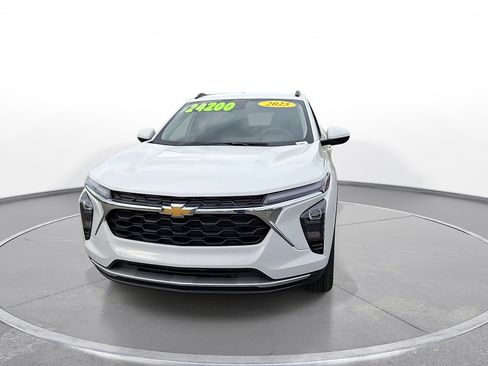 Used 2025 Chevrolet Trax LT FWD image 3