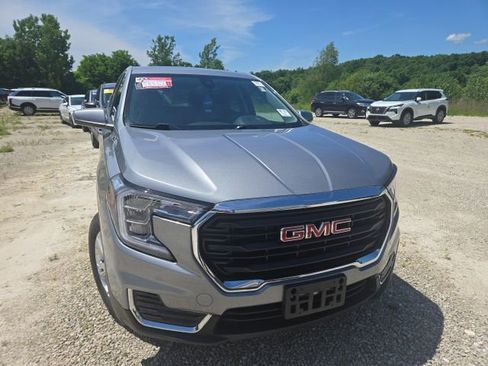 Used 2024 GMC Terrain SLE AWD/4WD image 2