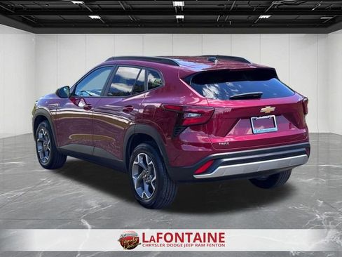 Used 2025 Chevrolet Trax LT w/ LT Convenience Package FWD image 3