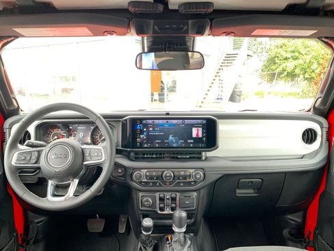 Used 2025 Jeep Wrangler Sahara image 32