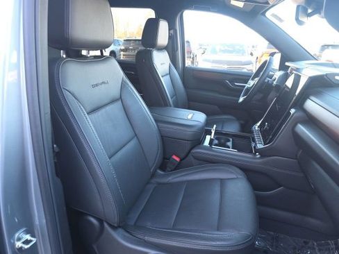 Used 2025 GMC Yukon Denali image 11