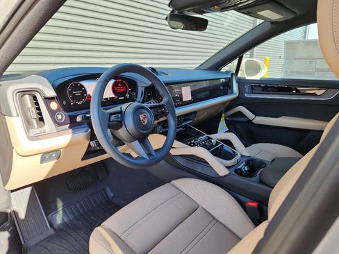 New 2025 Porsche Cayenne Coupe image 4