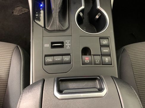 Used 2024 Toyota Highlander LE AWD/4WD image 28