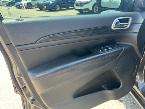 Used 2020 Jeep Grand Cherokee Laredo w/ Quick Order Package 2BN North image 17