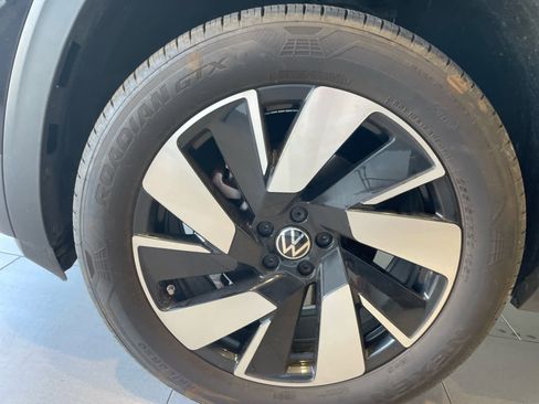 Used 2026 Volkswagen Atlas Cross Sport SE w/ Panoramic Sunroof Package FWD image 9