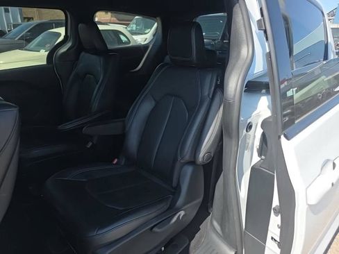 Used 2023 Chrysler Pacifica Touring-L w/ Uconnect Theater Family Group FWD image 8