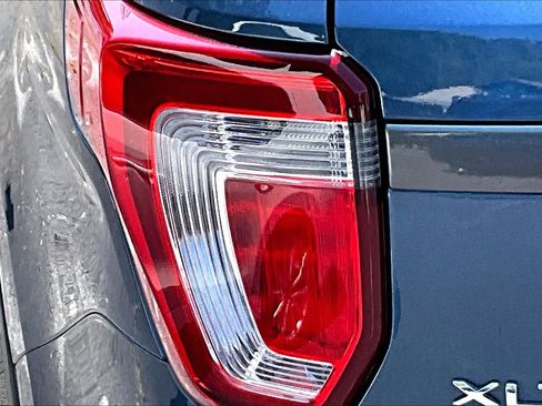 Used 2018 Ford Explorer XLT w/ Equipment Group 202A AWD/4WD image 31