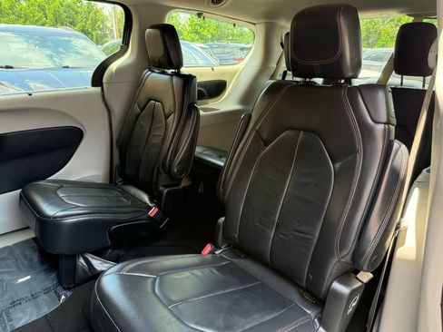 Used 2017 Chrysler Pacifica Touring-L w/ 13 Speaker Alpine Sound Group FWD image 16