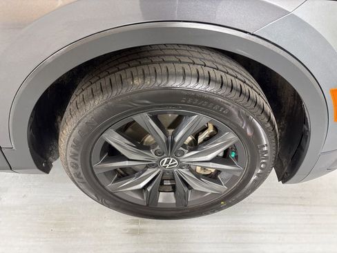 Used 2024 Volkswagen Tiguan SE image 11