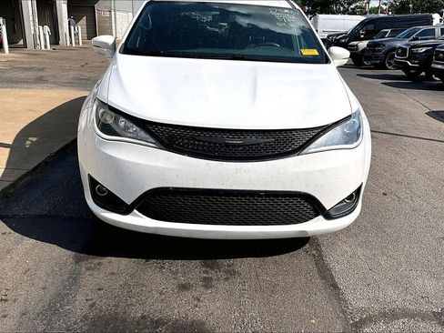 Used 2019 Chrysler Pacifica Limited w/ S Appearance Package image 5