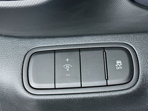 Used 2025 Hyundai Venue Limited image 16