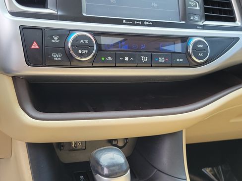 Used 2016 Toyota Highlander XLE AWD/4WD image 27