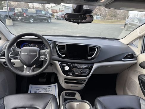 Used 2023 Chrysler Pacifica Touring-L image 21