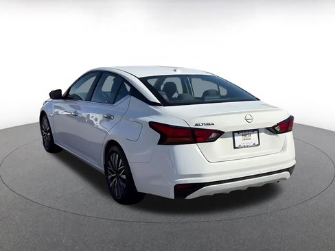 Used 2025 Nissan Altima 2.5 SV FWD image 11