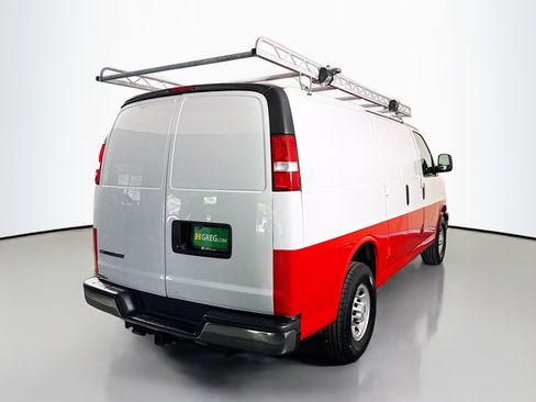 Used 2018 Chevrolet Express 3500 w/ Driver Convenience Package RWD image 10