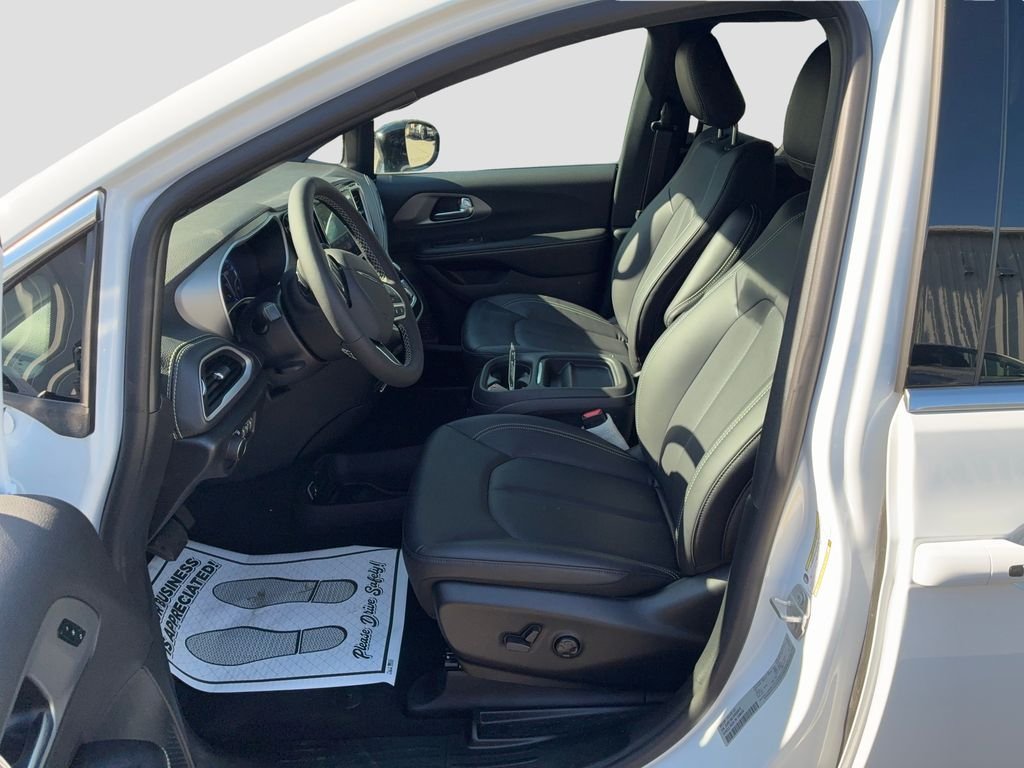 New 2027 Chrysler Pacifica Select FWD image 9