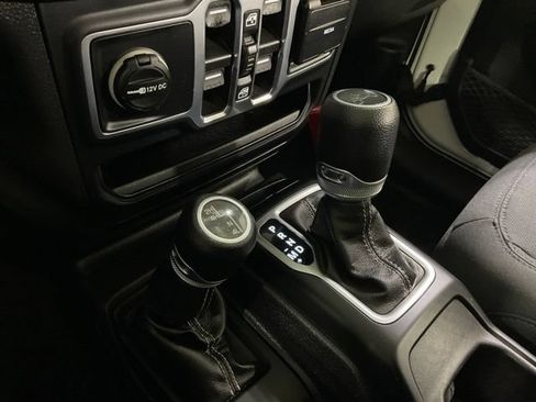 Used 2019 Jeep Wrangler Unlimited Sahara AWD/4WD image 23