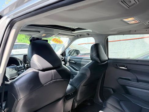 Used 2022 Toyota Highlander XLE AWD/4WD image 19